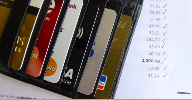 cartões de crédito e fatura ao lado