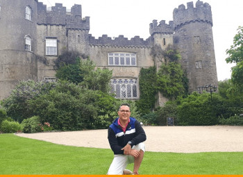 adelmo em frente a um castelo em Dublin