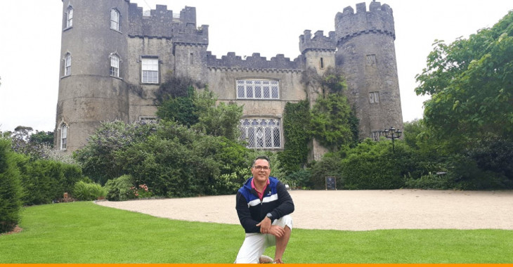 adelmo em frente a um castelo em Dublin