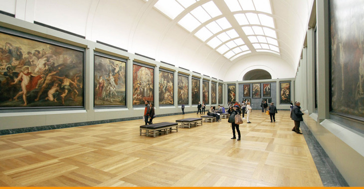 sala de um museu com quadros expostos