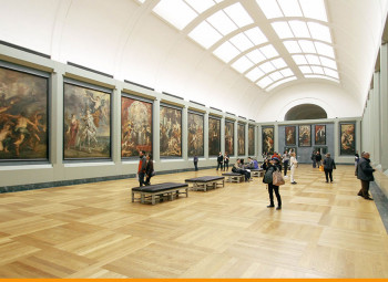 sala de um museu com quadros expostos