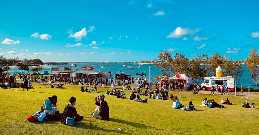 parque cheio de pessoas fazendo piquenique na cidade de Gold Coast
