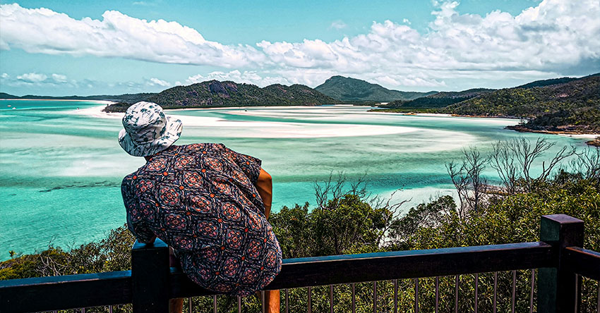 Homem admirando as prais de Whitsundays