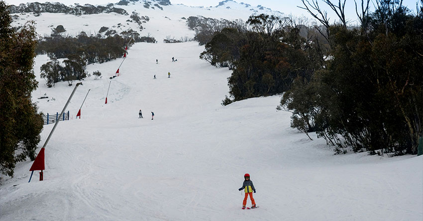 Pessoas esquiando nas Montanhar Nevadas de Thredbo