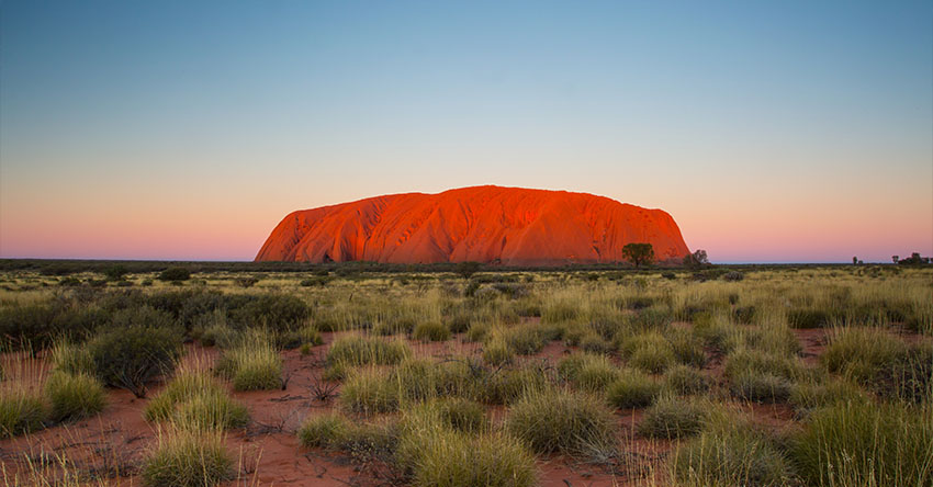 Rocha gigante na região central da Austrãlia, chamada de Uluru (Ayers Rocck)