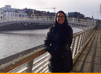 viajante da Optima intercâmbio em frente a um ponto turístico de dublin