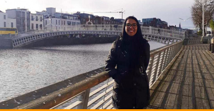 viajante da Optima intercâmbio em frente a um ponto turístico de dublin