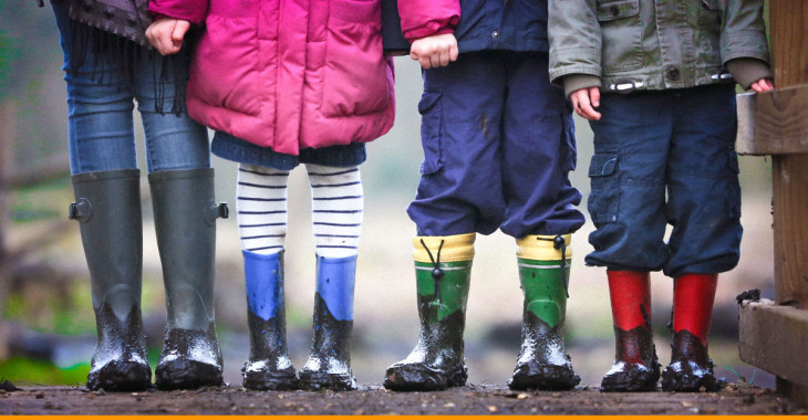 crianças com os pés sujos depois de brincar