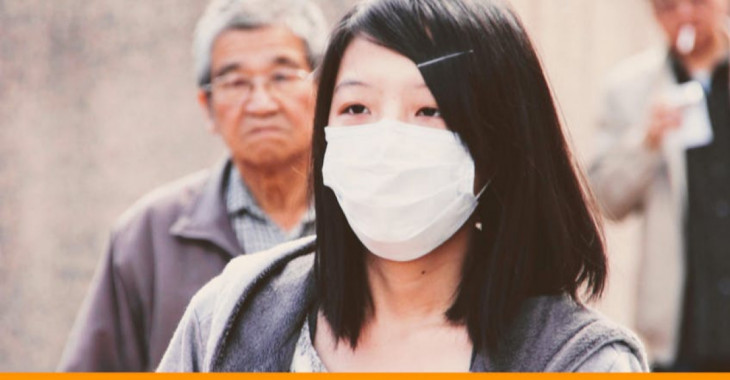 mulher asiática usando uma máscara protetora