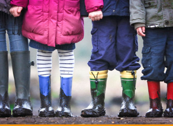 crianças com os pés sujos depois de brincar