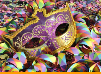 máscara de carnaval com enfeites