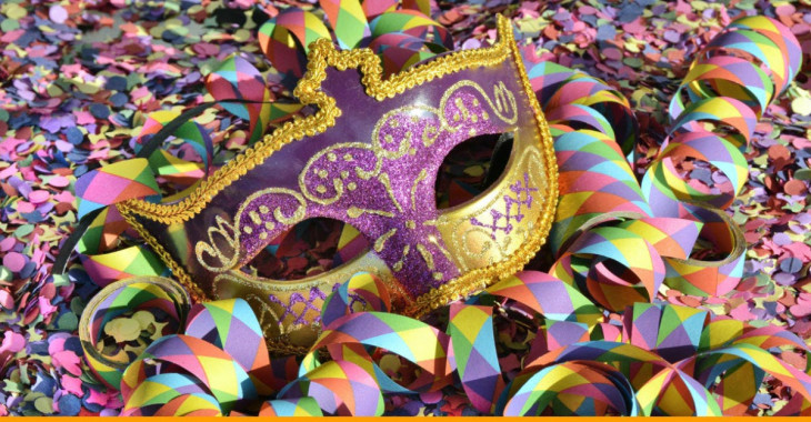 máscara de carnaval com enfeites