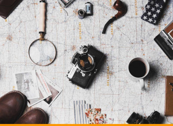 mapa mundi com objetos em cima