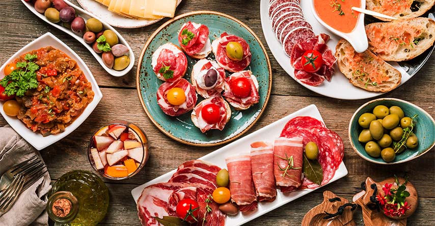 Diversos pratos com tapas espanholas