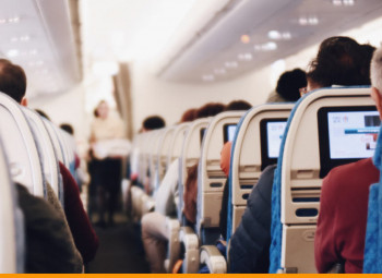 pessoas sentadas no avião