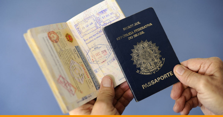 pessoa segurando passaporte brasileiro