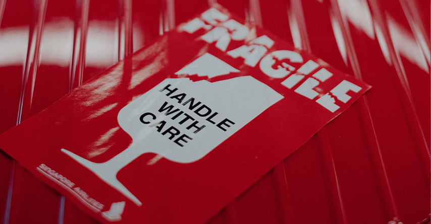 Mala com aviso de frágil, manusear com cuidado