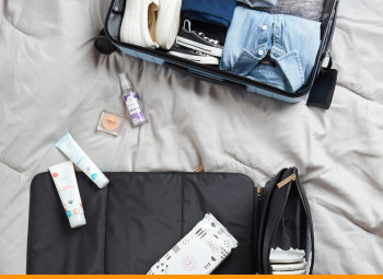 malas desorganizadas em cima da cama