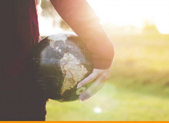 pessoa segurando o globo terrestre