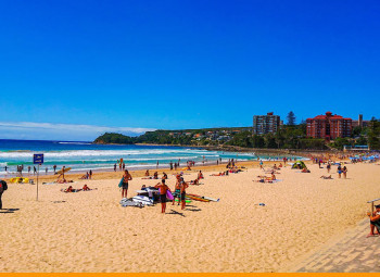 praia da austrália com pessoas em um dia ensolarado