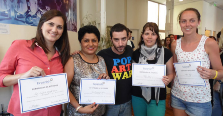 Noemi com o certificado do curso em Buenos Aires