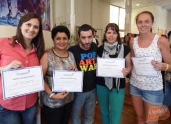 Noemi com o certificado do curso em Buenos Aires