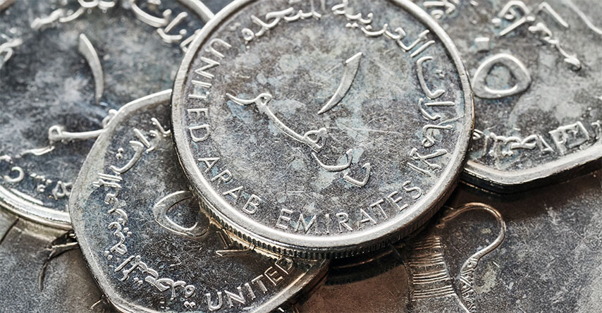 Diversas dirhams em moedas