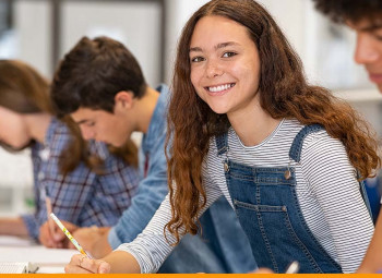 Adolescentes estudando em uma sala de aula