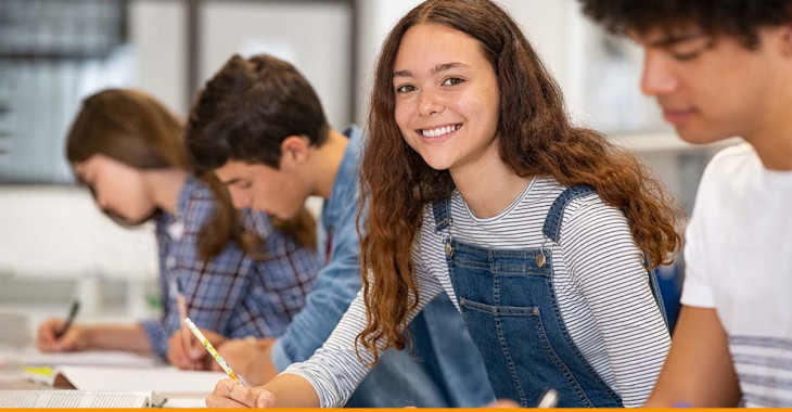 Adolescentes estudando em uma sala de aula
