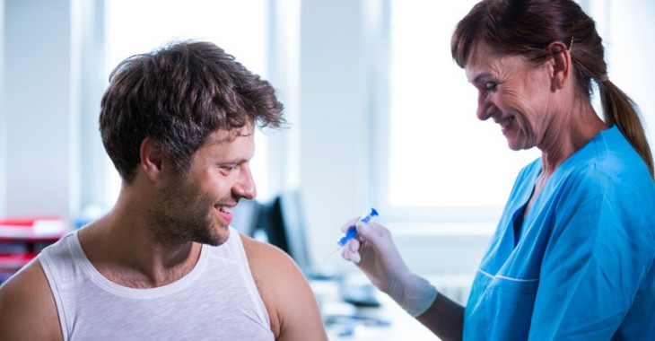 homem tomando vacina em um hospital