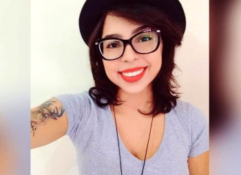 mulher tatuada sorrindo