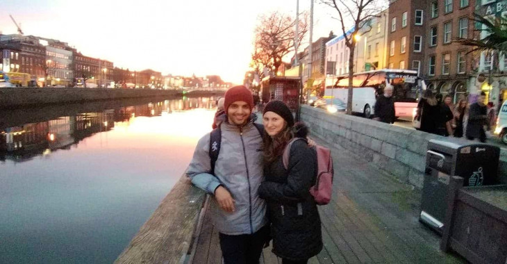 casal no por do sol na irlanda