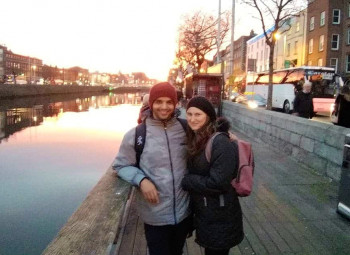 casal no por do sol na irlanda