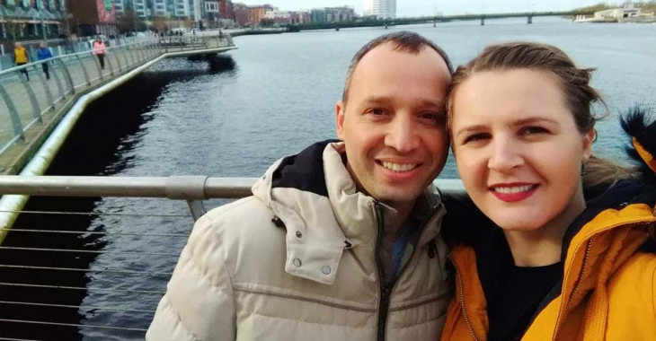 selfie de casal em uma ponte