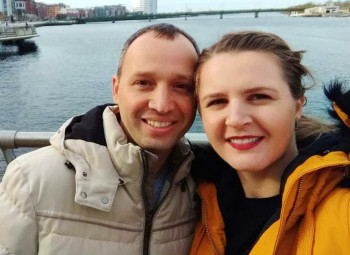 selfie de casal em uma ponte