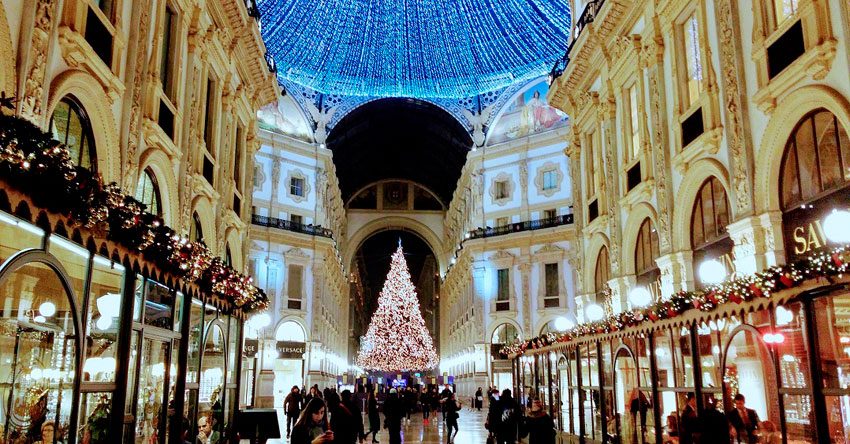 Galeria na cidade de Milão decorada para o Natal na Itália