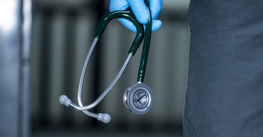 estetoscópio na mão