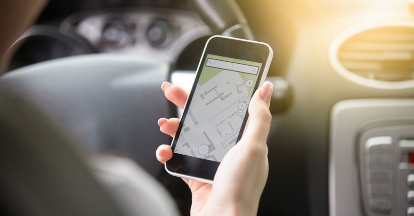 pessoa usando um aplicativo de gps no celular