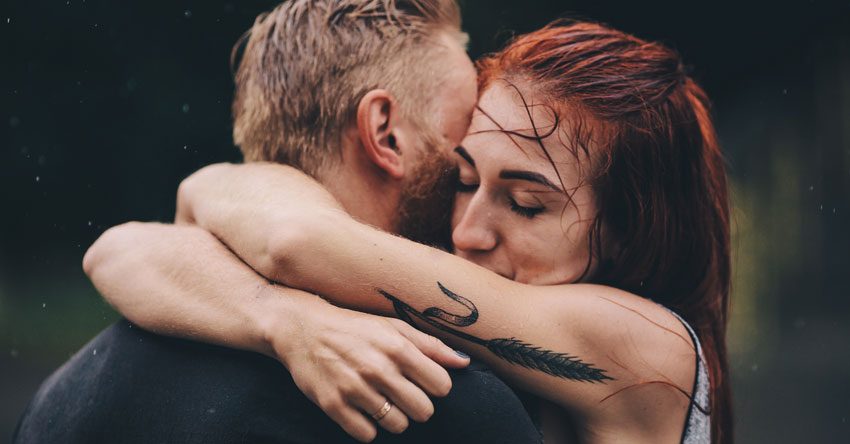 Abraço entre pessoas para superar a saudade no intercâmbio