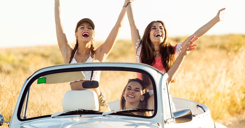 Amigas se divertindo com permissão para dirigir no exterior