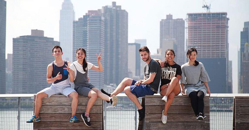 Fazendo amigos no primeiro dia de aula no intercâmbio