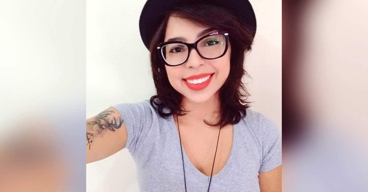 mulher tatuada sorrindo