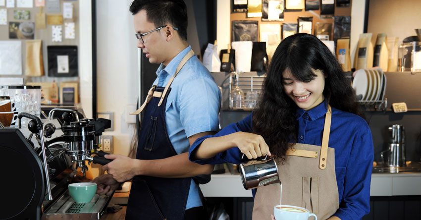 pessoas trabalhando em uma cafeteria