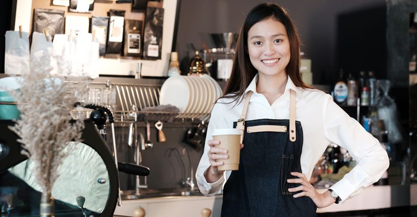mulher trabalhando em uma cafeteria