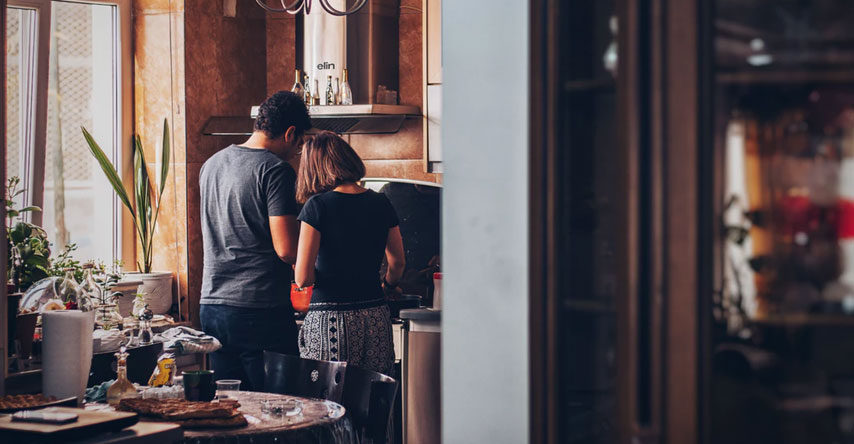 pai cozinhando com a filha