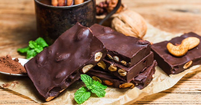 pedaços de chocolate e hortelã