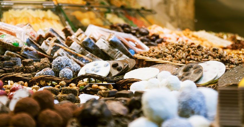 vários tipos de chocolate expostos em uma mesa