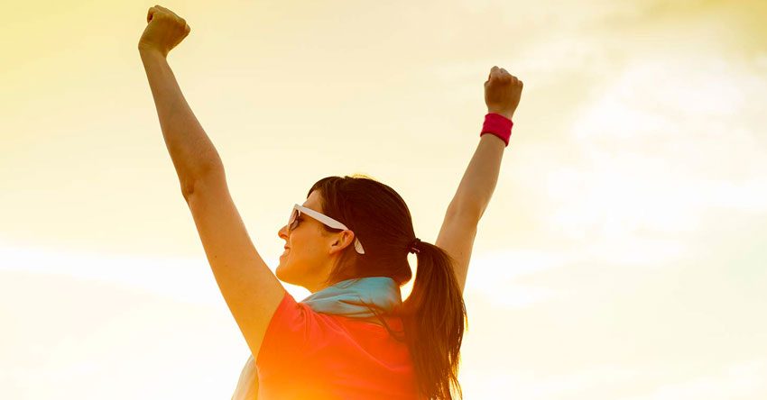 mulher com as mãos para o alto