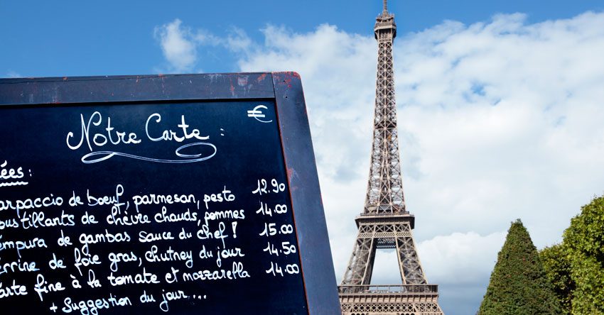 torre eiffel e cartaz de restaurante