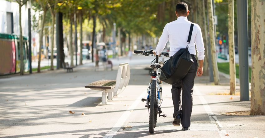 homem andando de bicicleta na rua